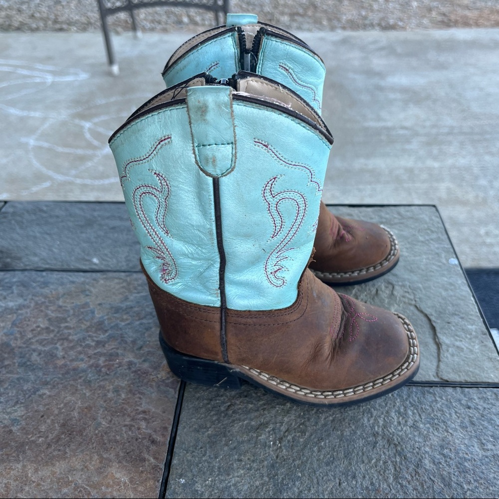 Blue oldwest toddler 6 boots. In good condition.